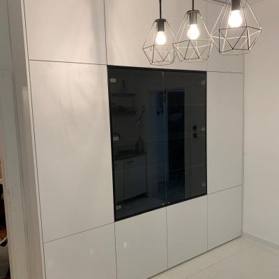 Vstavaná skriňa s vitrínou